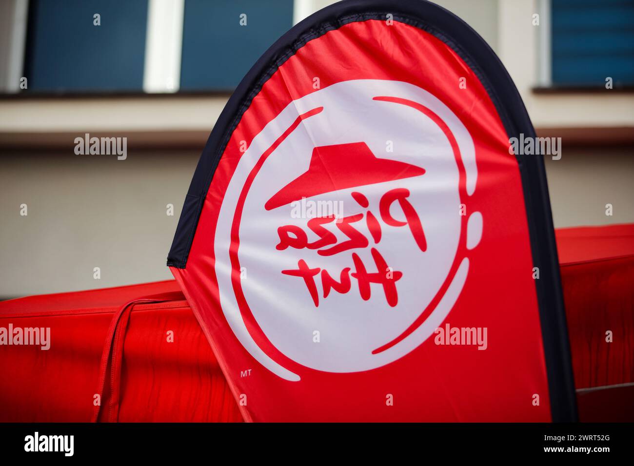 Gaziantep, Turkiye. März 2024. Gaziantep, Turkiye. 10. März 2024. Das Pizza Hut Logo in einem Pizza Hut Restaurant in Gaziantep, Süd-Turkiye. Pizza Hut gehört zu den US-Handelsketten, die seit Beginn der israelischen Militäroffensive im Gazastreifen von einer Boykottkampagne in Turkije betroffen sind. Diese Unternehmen wurden entweder wegen ihrer pro-israelischen Haltung im Krieg, ihrer angeblichen finanziellen Beziehungen zu Israel oder wegen ihrer Investitionen in Israel (Credit Image: © Zakariya Yahya/IMAGESLIVE via ZUMA Press Wire) auf die Boykottliste aufgenommen! Nicht für kommerzielle ZWECKE! Stockfoto