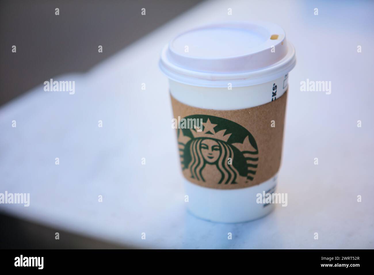 Gaziantep, Turkiye. März 2024. Gaziantep, Turkiye. 10. März 2024. Das Starbucks Logo in einem Starbucks Café in Gaziantep, Süd-Turkiye. Starbucks gehört zu den US-Handelsketten, die seit Beginn der israelischen Militäroffensive in Gaza von einer Boykottkampagne in Turkiye heimgesucht wurden. Diese Unternehmen wurden entweder wegen ihrer pro-israelischen Haltung im Krieg, ihrer angeblichen finanziellen Beziehungen zu Israel oder wegen ihrer Investitionen in Israel (Credit Image: © Zakariya Yahya/IMAGESLIVE via ZUMA Press Wire) auf die Boykottliste aufgenommen! Nicht für kommerzielle ZWECKE! Stockfoto