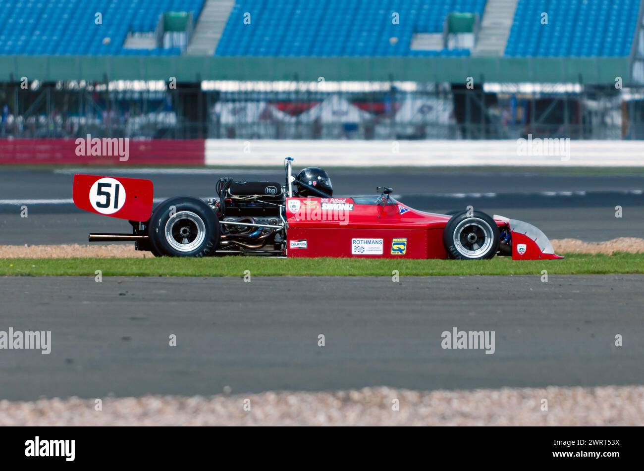 Christian Pitard fuhr seinen Red, 1973, Chevron B28, während der Derek Bell Trophy für HSCC Formula Libre beim Silverstone Festival 2023 Stockfoto