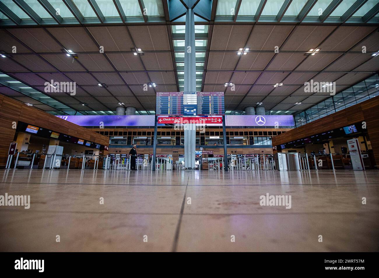 Eine Anzeigentafel mit ausgefallenen bzw. Stornierte Flügen am Flughafen. Warnstreik der Gewerkschaft ver.di am 14. März 2024 am Flughafen Berlin Brandenburg BER . Die Beschäftigten, die in der Fluggastkontrolle, in der Personen- und Warenkontrolle, der Frachtkontrolle und in Servicebereichen tätig sind rufen im Rahmen eines bundesweiten Streiks am Donnerstag, 14. März 2024, zu einem ganztägigen Streik auf. Streik am Flughafen Berlin Brandenburg *** Eine Anzeigetafel mit abgebrochenen oder abgebrochenen Flügen am Flughafen Warnstreik der gewerkschaft ver di am 14. März 2024 in Berlin Brandenbur Stockfoto