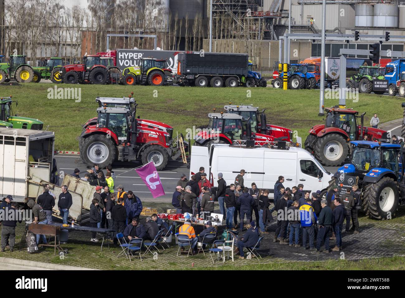 Gent, Belgien. März 2024. Traktoren werden auf der Turborotonde während eines Bauernprotests gesehen, der am Donnerstag, den 14. März 2024, die Einfahrt von LKWs zum Hafen von Gent blockierte. Zwei unabhängige Junglandwirte-Verbände protestieren weiterhin gegen die strengen Stickstoffvorschriften für Landwirte. Durch die Sperrung der Häfen wollen die Landwirte darauf hinweisen, dass es vor allem die Industrie ist, die Stickstoff ausstößt, und nicht die Landwirtschaft. BELGA FOTO NICOLAS MAETERLINCK Credit: Belga News Agency/Alamy Live News Stockfoto