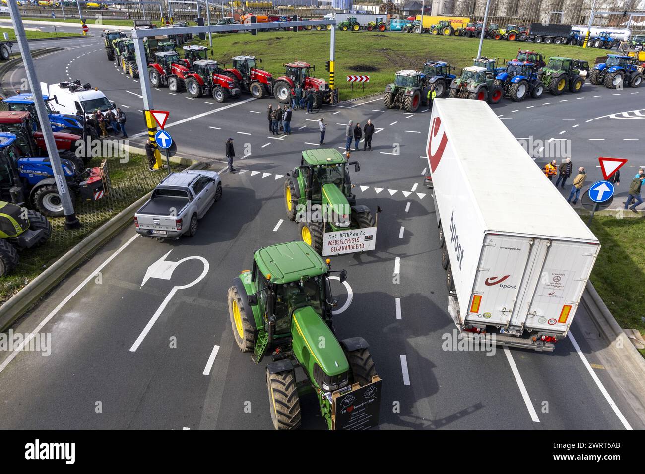 Gent, Belgien. März 2024. Traktoren werden auf der Turborotonde während eines Bauernprotests gesehen, der am Donnerstag, den 14. März 2024, die Einfahrt von LKWs zum Hafen von Gent blockierte. Zwei unabhängige Junglandwirte-Verbände protestieren weiterhin gegen die strengen Stickstoffvorschriften für Landwirte. Durch die Sperrung der Häfen wollen die Landwirte darauf hinweisen, dass es vor allem die Industrie ist, die Stickstoff ausstößt, und nicht die Landwirtschaft. BELGA FOTO NICOLAS MAETERLINCK Credit: Belga News Agency/Alamy Live News Stockfoto