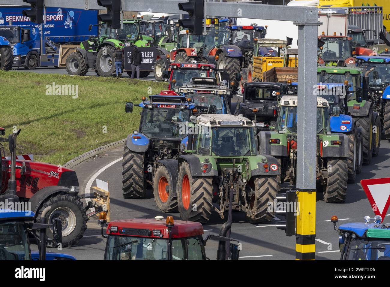 Gent, Belgien. März 2024. Traktoren werden auf der Turborotonde während eines Bauernprotests gesehen, der am Donnerstag, den 14. März 2024, die Einfahrt von LKWs zum Hafen von Gent blockierte. Zwei unabhängige Junglandwirte-Verbände protestieren weiterhin gegen die strengen Stickstoffvorschriften für Landwirte. Durch die Sperrung der Häfen wollen die Landwirte darauf hinweisen, dass es vor allem die Industrie ist, die Stickstoff ausstößt, und nicht die Landwirtschaft. BELGA FOTO NICOLAS MAETERLINCK Credit: Belga News Agency/Alamy Live News Stockfoto