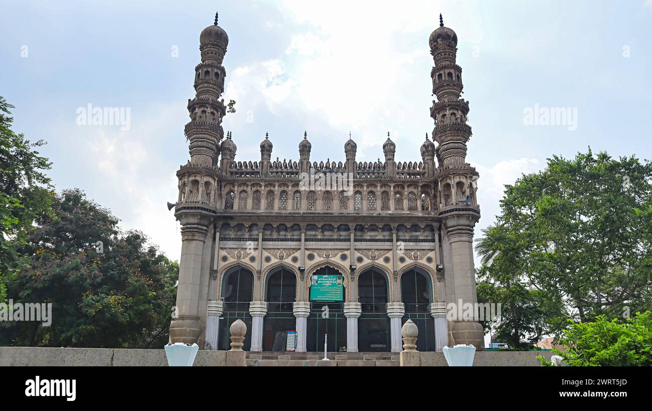 Fassade von Toli Masjid, erbaut während der Qutb-Shahi-Zeit im 17. Jahrhundert, Hyderabad, Telangana, Indien. Stockfoto