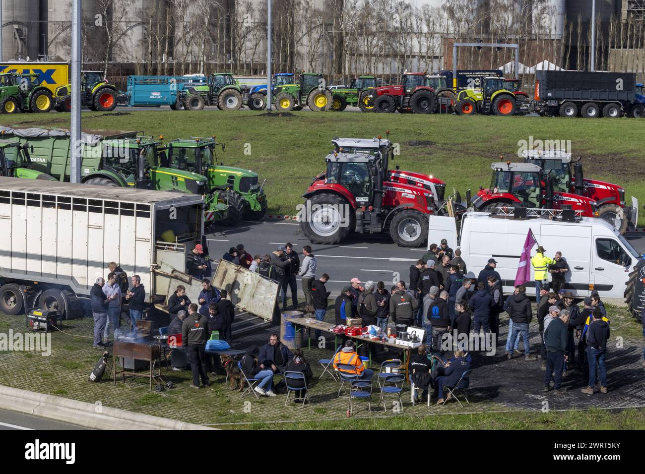 Gent, Belgien. März 2024. Die Bauern haben es sich mit einem Grill, Gartenstühlen und einem Tisch gemütlich gemacht, während der Bauernprotest am Donnerstag, den 14. März 2024, den Einlass von LKWs zum Hafen von Gent blockierte. Zwei unabhängige Junglandwirte-Verbände protestieren weiterhin gegen die strengen Stickstoffvorschriften für Landwirte. Durch die Sperrung der Häfen wollen die Landwirte darauf hinweisen, dass es vor allem die Industrie ist, die Stickstoff ausstößt, und nicht die Landwirtschaft. BELGA FOTO NICOLAS MAETERLINCK Credit: Belga News Agency/Alamy Live News Stockfoto
