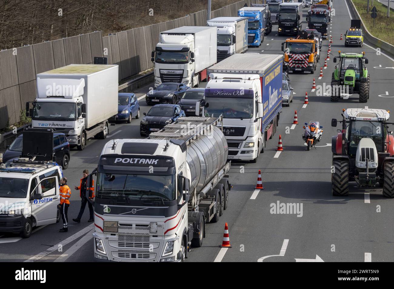 Gent, Belgien. März 2024. Während eines Bauernprotests, der am Donnerstag, den 14. März 2024 den Zugang von LKWs zum Hafen von Gent blockierte, stecken Autos und LKWs in Staus fest. Zwei unabhängige Junglandwirte-Verbände protestieren weiterhin gegen die strengen Stickstoffvorschriften für Landwirte. Durch die Sperrung der Häfen wollen die Landwirte darauf hinweisen, dass es vor allem die Industrie ist, die Stickstoff ausstößt, und nicht die Landwirtschaft. BELGA FOTO NICOLAS MAETERLINCK Credit: Belga News Agency/Alamy Live News Stockfoto