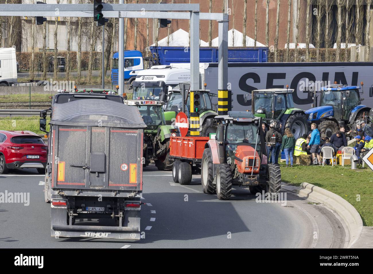 Gent, Belgien. März 2024. Lkw und Traktoren, die während eines Bauernprotests am Donnerstag, den 14. März 2024, den Zugang von LKWs zum Hafen von Gent blockierten. Zwei unabhängige Junglandwirte-Verbände protestieren weiterhin gegen die strengen Stickstoffvorschriften für Landwirte. Durch die Sperrung der Häfen wollen die Landwirte darauf hinweisen, dass es vor allem die Industrie ist, die Stickstoff ausstößt, und nicht die Landwirtschaft. BELGA FOTO NICOLAS MAETERLINCK Credit: Belga News Agency/Alamy Live News Stockfoto