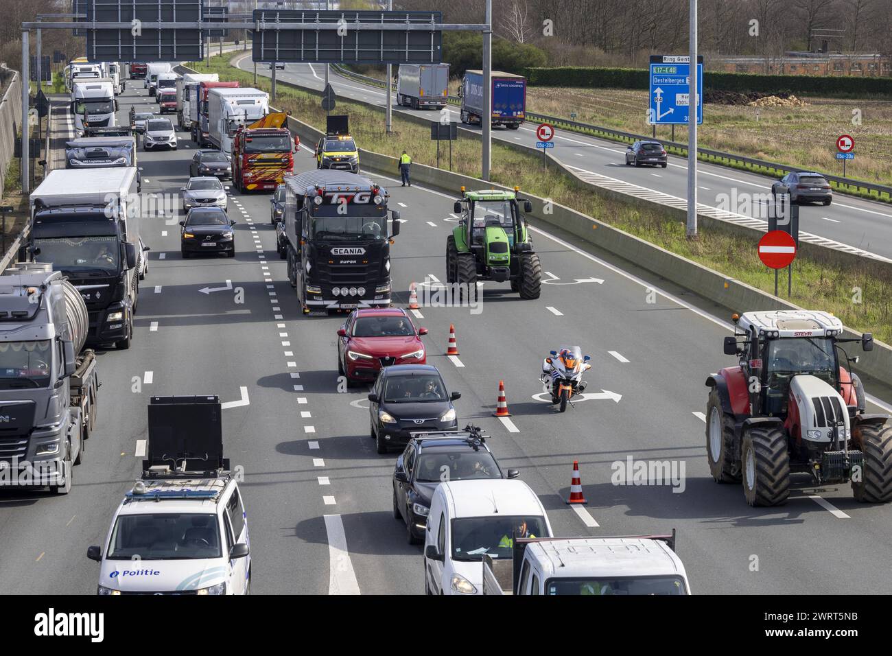 Gent, Belgien. März 2024. Während eines Bauernprotests, der am Donnerstag, den 14. März 2024 den Zugang von LKWs zum Hafen von Gent blockierte, stecken Autos und LKWs in Staus fest. Zwei unabhängige Junglandwirte-Verbände protestieren weiterhin gegen die strengen Stickstoffvorschriften für Landwirte. Durch die Sperrung der Häfen wollen die Landwirte darauf hinweisen, dass es vor allem die Industrie ist, die Stickstoff ausstößt, und nicht die Landwirtschaft. BELGA FOTO NICOLAS MAETERLINCK Credit: Belga News Agency/Alamy Live News Stockfoto