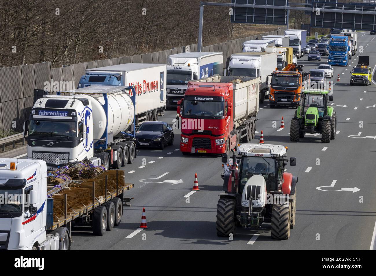 Gent, Belgien. März 2024. Lkw und Traktoren, die während eines Bauernprotests am Donnerstag, den 14. März 2024, den Zugang von LKWs zum Hafen von Gent blockierten. Zwei unabhängige Junglandwirte-Verbände protestieren weiterhin gegen die strengen Stickstoffvorschriften für Landwirte. Durch die Sperrung der Häfen wollen die Landwirte darauf hinweisen, dass es vor allem die Industrie ist, die Stickstoff ausstößt, und nicht die Landwirtschaft. BELGA FOTO NICOLAS MAETERLINCK Credit: Belga News Agency/Alamy Live News Stockfoto