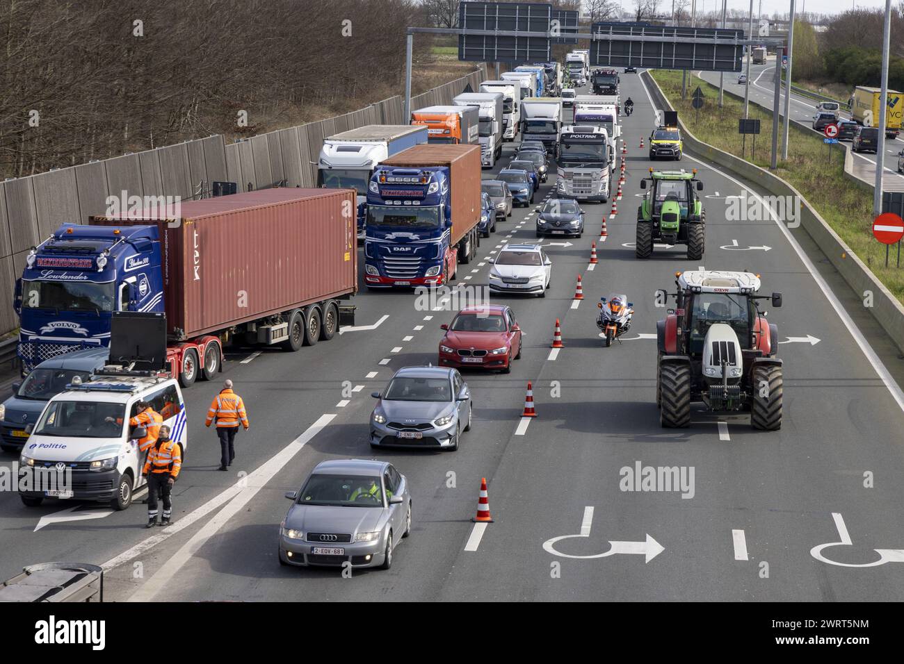 Gent, Belgien. März 2024. Während eines Bauernprotests, der am Donnerstag, den 14. März 2024 den Zugang von LKWs zum Hafen von Gent blockierte, stecken Autos und LKWs in Staus fest. Zwei unabhängige Junglandwirte-Verbände protestieren weiterhin gegen die strengen Stickstoffvorschriften für Landwirte. Durch die Sperrung der Häfen wollen die Landwirte darauf hinweisen, dass es vor allem die Industrie ist, die Stickstoff ausstößt, und nicht die Landwirtschaft. BELGA FOTO NICOLAS MAETERLINCK Credit: Belga News Agency/Alamy Live News Stockfoto