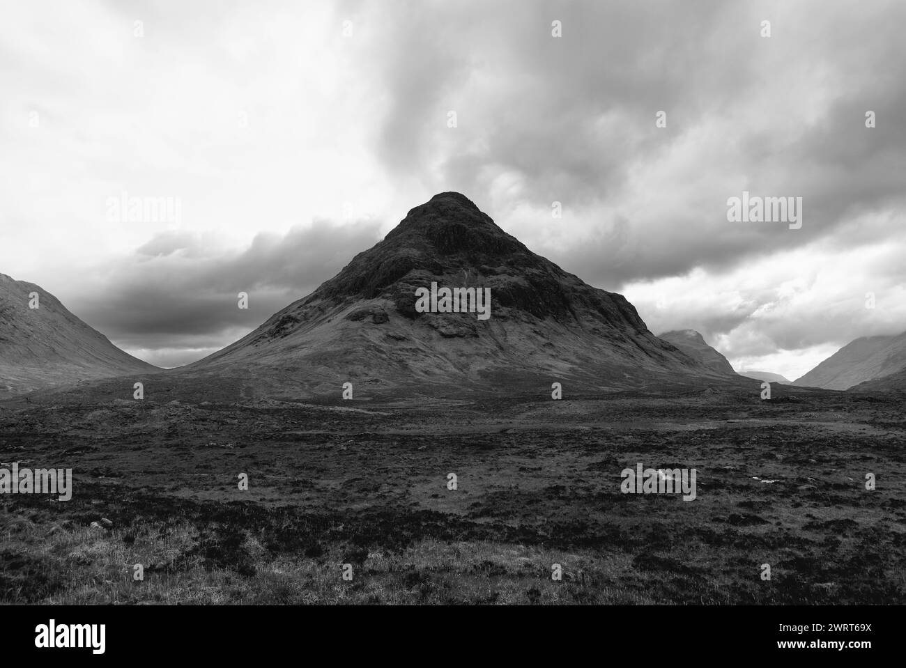 In einer auffälligen schwarz-weißen Komposition erhebt sich der ikonische Gipfel der Buachaille Etive Mor majestätisch in der Region Glen Etive Stockfoto