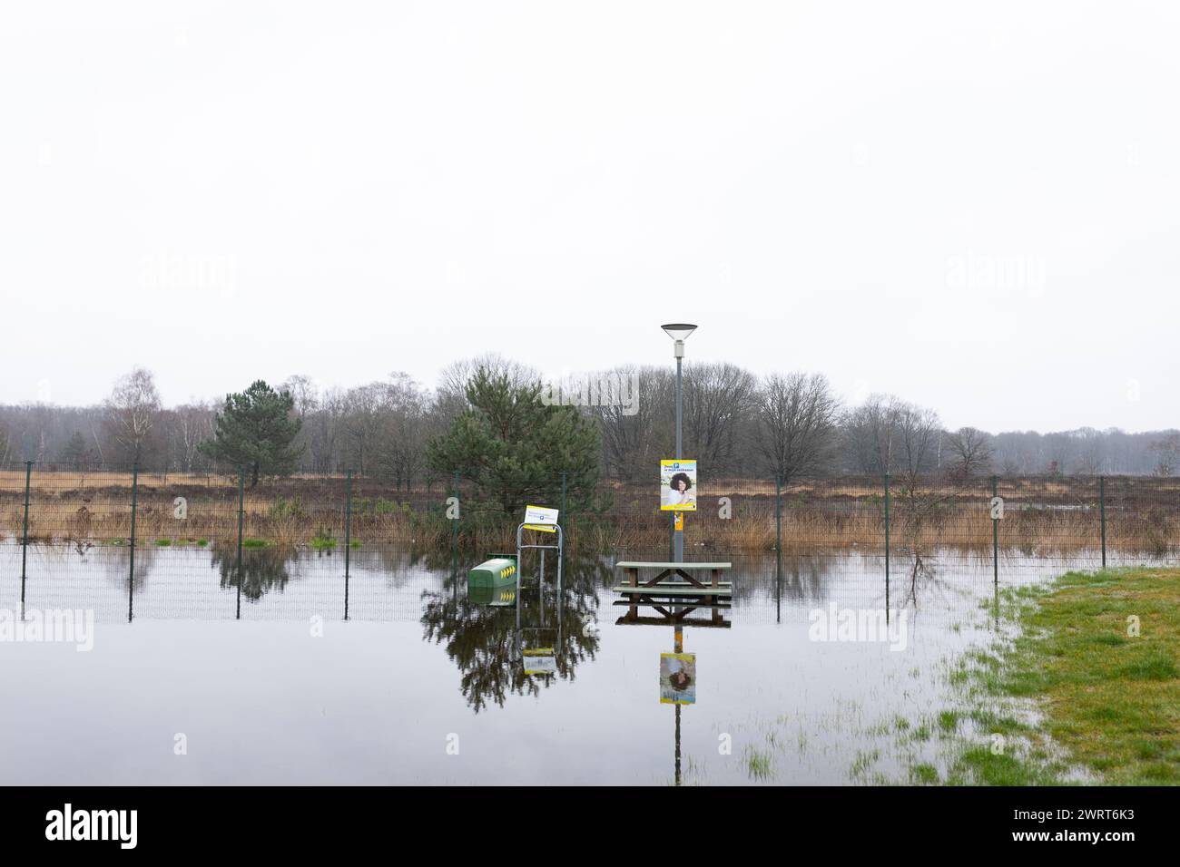 Überfluteter Parkplatz aufgrund extremer Regenfälle im Winter 2023 und 2024 Stockfoto