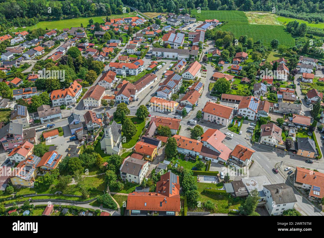 Aus der Vogelperspektive auf das schöne Marktdorf Altenmarkt an der Alz in Oberbayern im Sommer Stockfoto