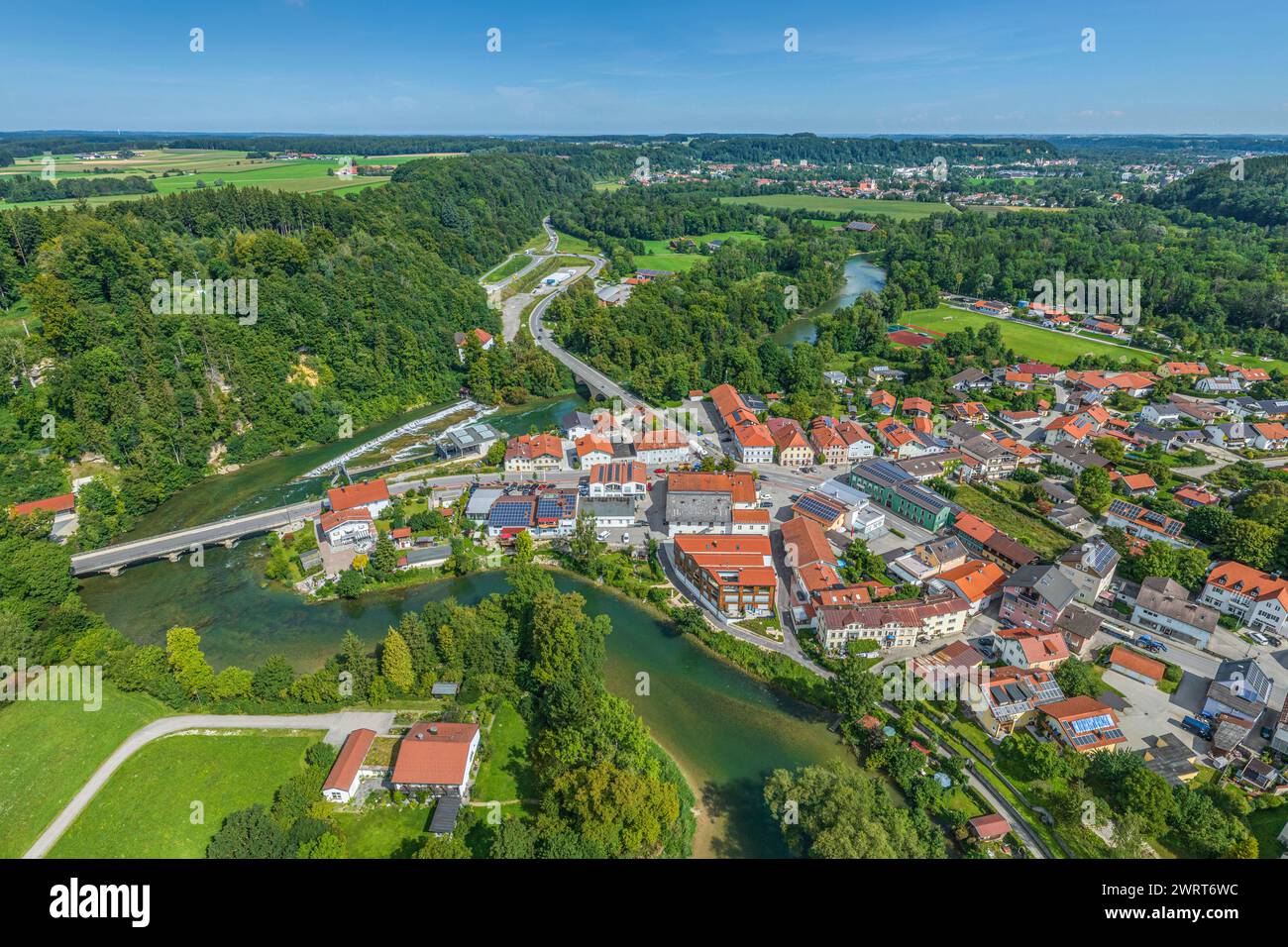 Aus der Vogelperspektive auf das schöne Marktdorf Altenmarkt an der Alz in Oberbayern im Sommer Stockfoto