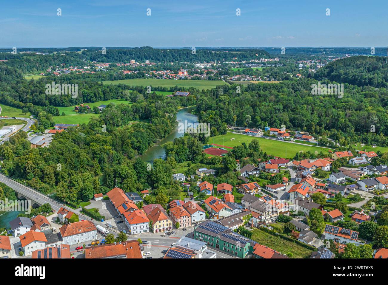 Aus der Vogelperspektive auf das schöne Marktdorf Altenmarkt an der Alz in Oberbayern im Sommer Stockfoto
