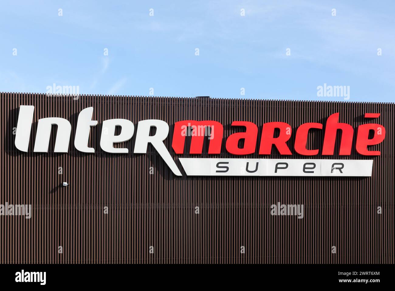 Chatillon, Frankreich - 13. Februar 2024: Intermarche-Logo auf einer Fassade. Intermarche ist die Marke eines französischen Supermarktes Stockfoto