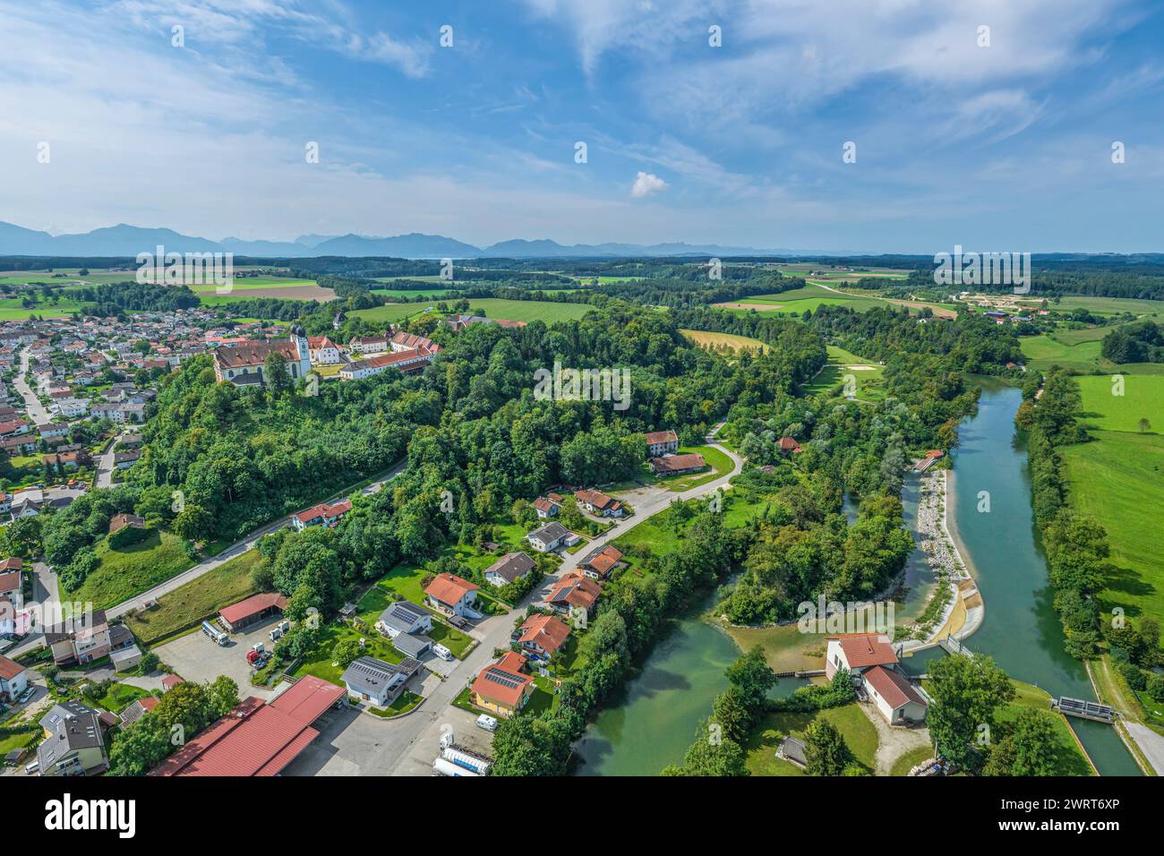 Aus der Vogelperspektive auf das schöne Marktdorf Altenmarkt an der Alz in Oberbayern im Sommer Stockfoto