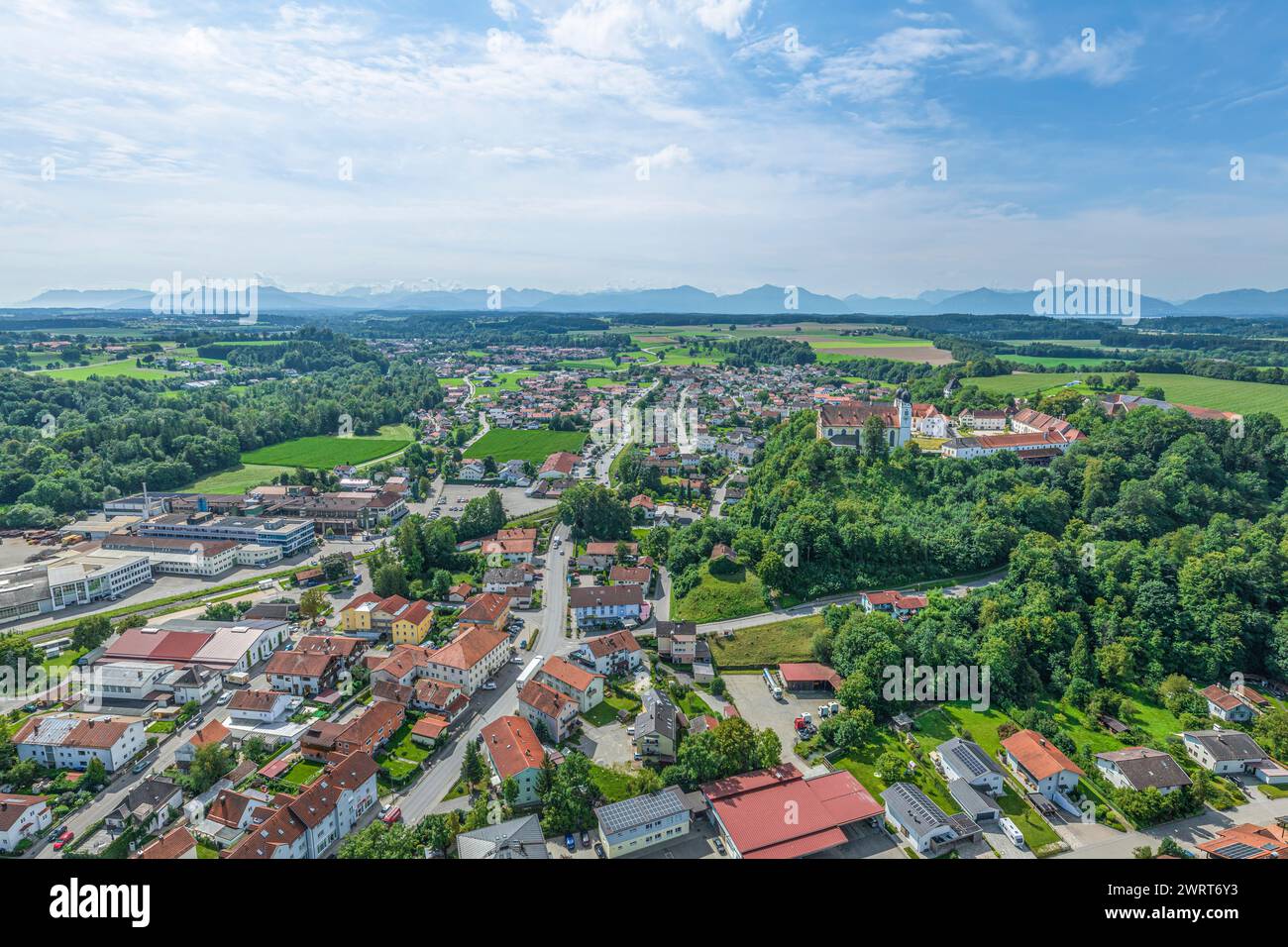 Aus der Vogelperspektive auf das schöne Marktdorf Altenmarkt an der Alz in Oberbayern im Sommer Stockfoto