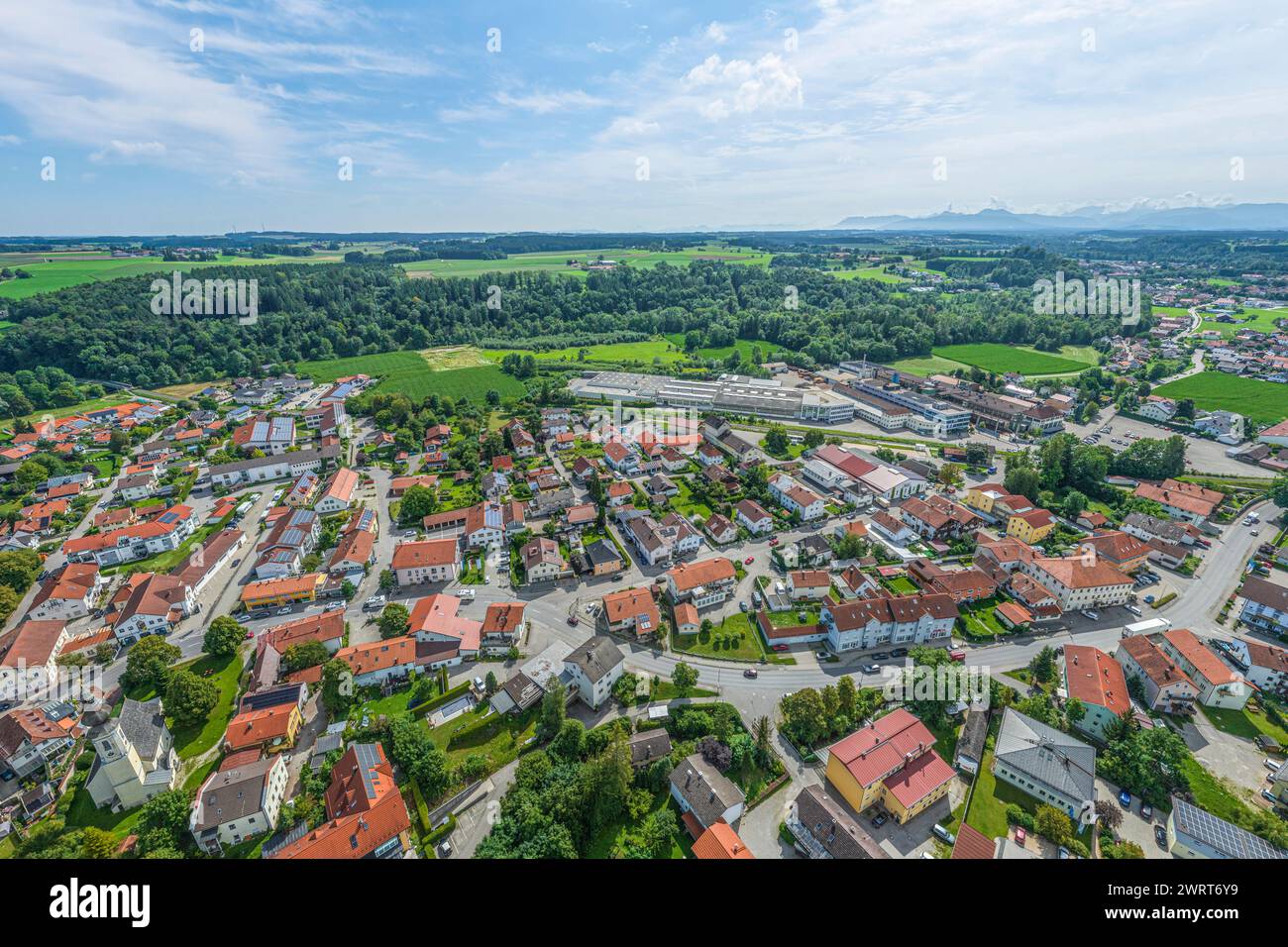 Aus der Vogelperspektive auf das schöne Marktdorf Altenmarkt an der Alz in Oberbayern im Sommer Stockfoto