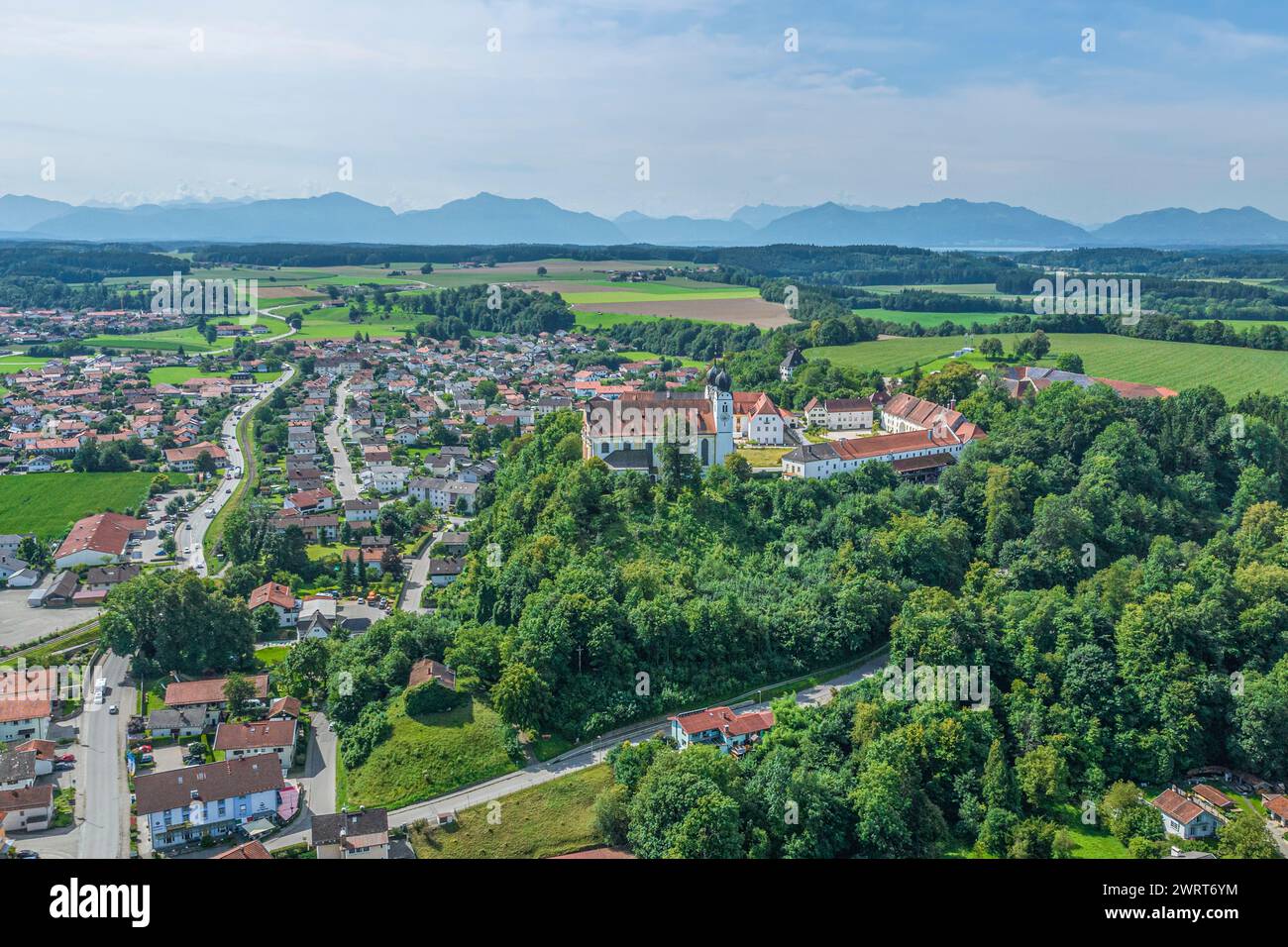 Aus der Vogelperspektive auf das schöne Marktdorf Altenmarkt an der Alz in Oberbayern im Sommer Stockfoto