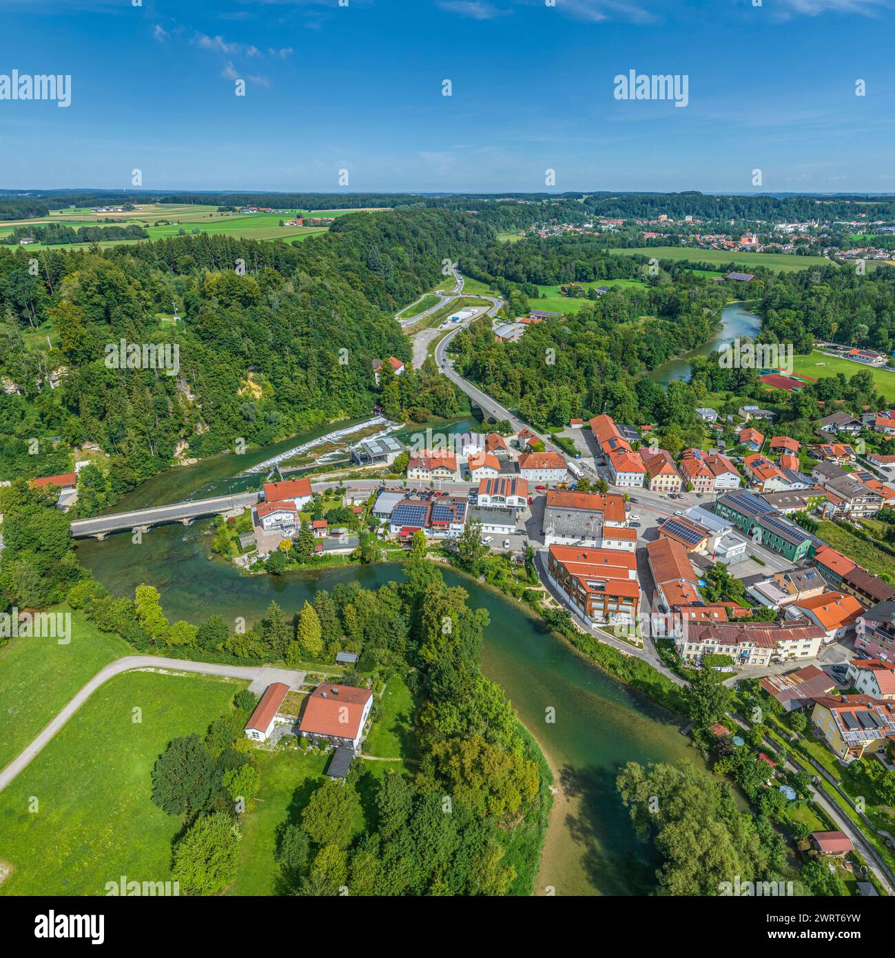Aus der Vogelperspektive auf das schöne Marktdorf Altenmarkt an der Alz in Oberbayern im Sommer Stockfoto