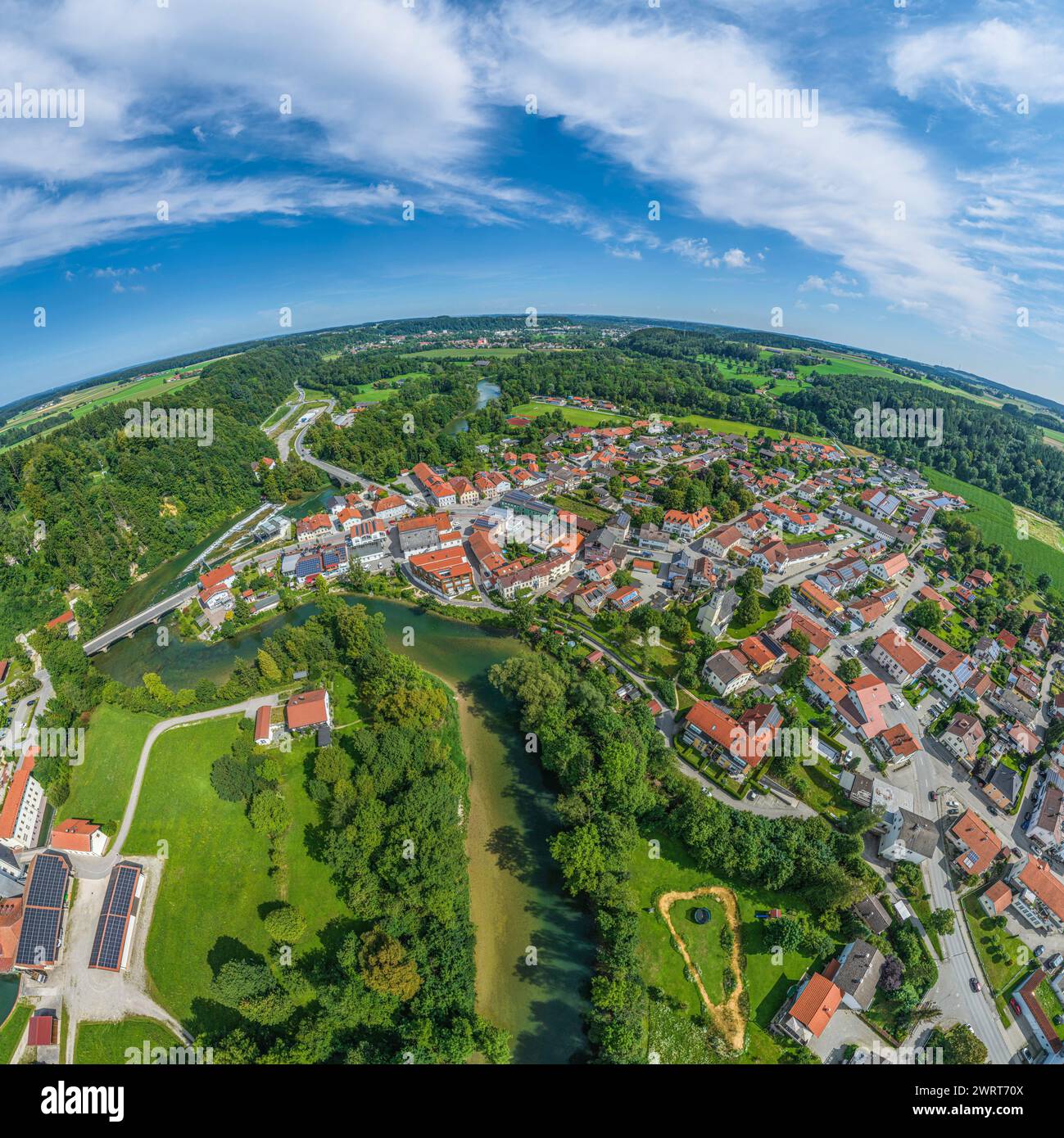 Aus der Vogelperspektive auf das schöne Marktdorf Altenmarkt an der Alz in Oberbayern im Sommer Stockfoto