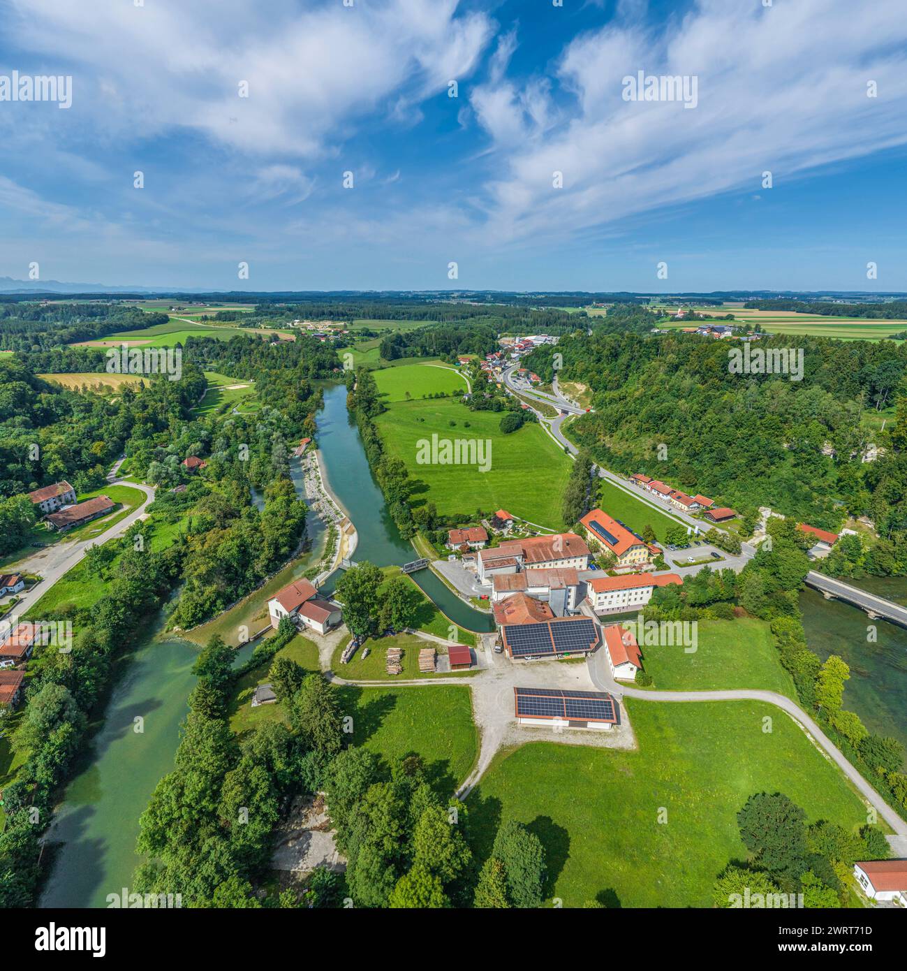 Aus der Vogelperspektive auf das schöne Marktdorf Altenmarkt an der Alz in Oberbayern im Sommer Stockfoto