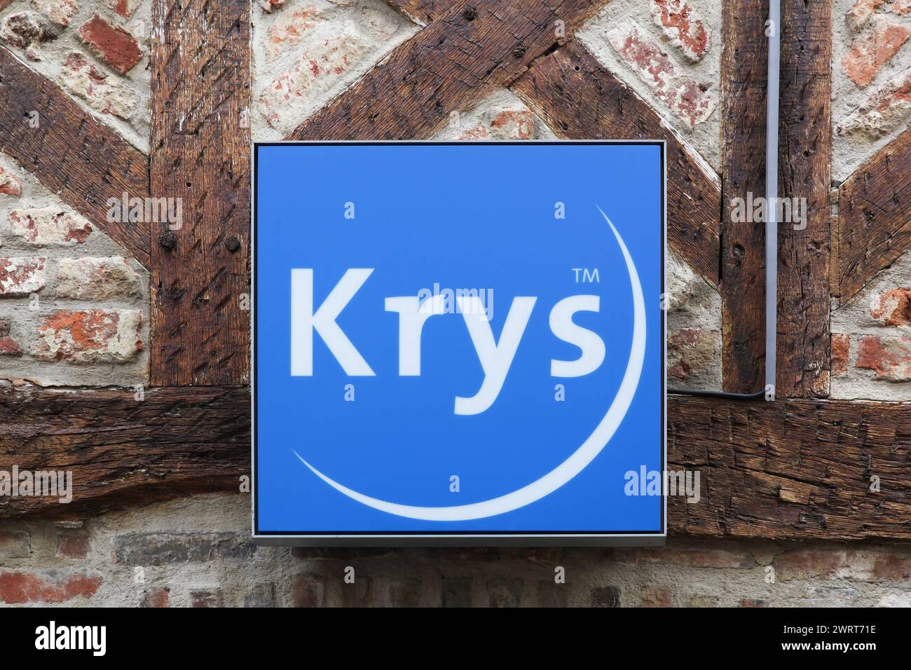 Villefranche sur Saone, Frankreich - 15. Juni 2017: Krys-Logo an einer Wand. Krys ist eine französische Optikergenossenschaft Stockfoto