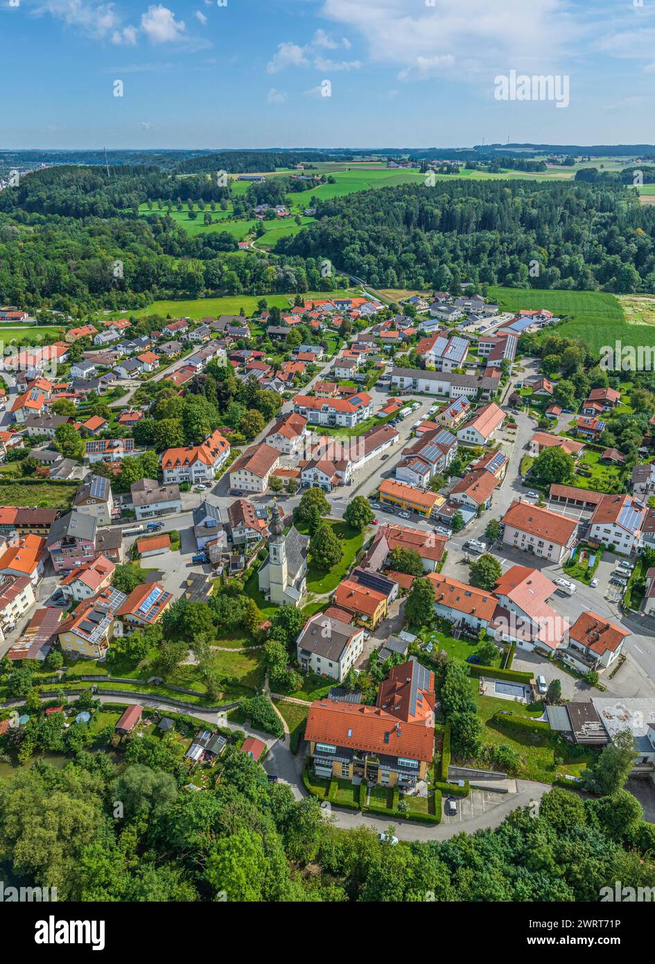 Aus der Vogelperspektive auf das schöne Marktdorf Altenmarkt an der Alz in Oberbayern im Sommer Stockfoto
