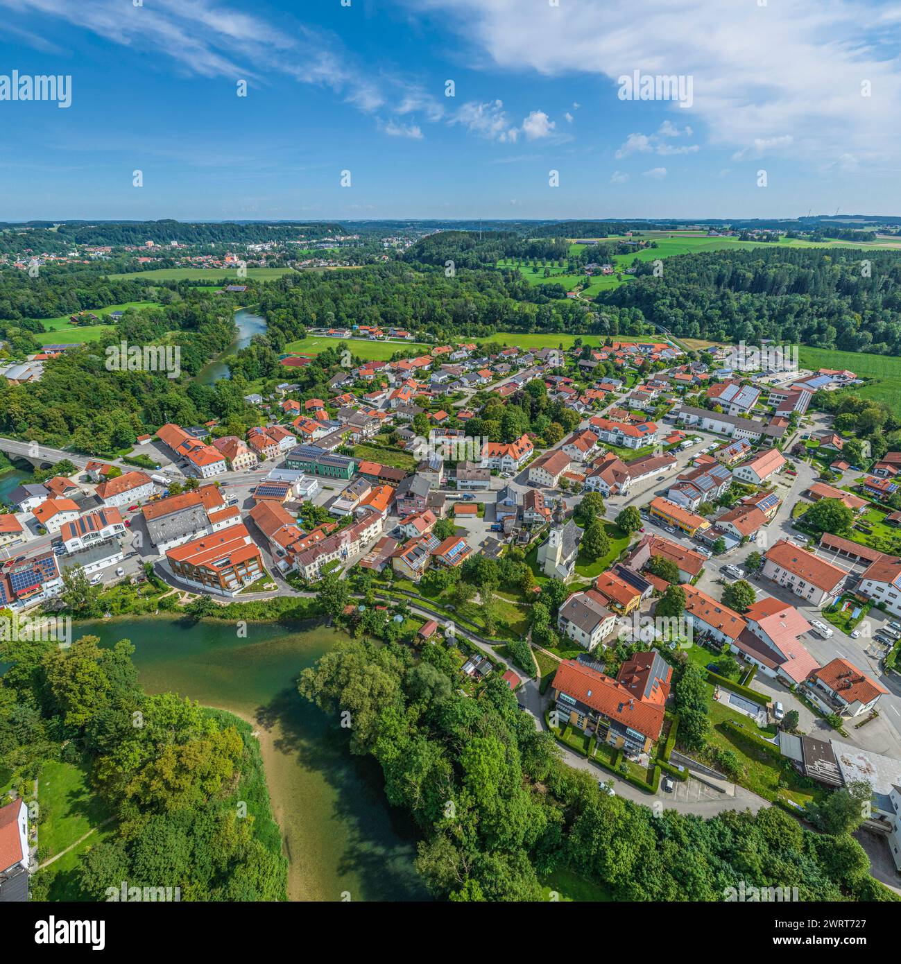 Aus der Vogelperspektive auf das schöne Marktdorf Altenmarkt an der Alz in Oberbayern im Sommer Stockfoto