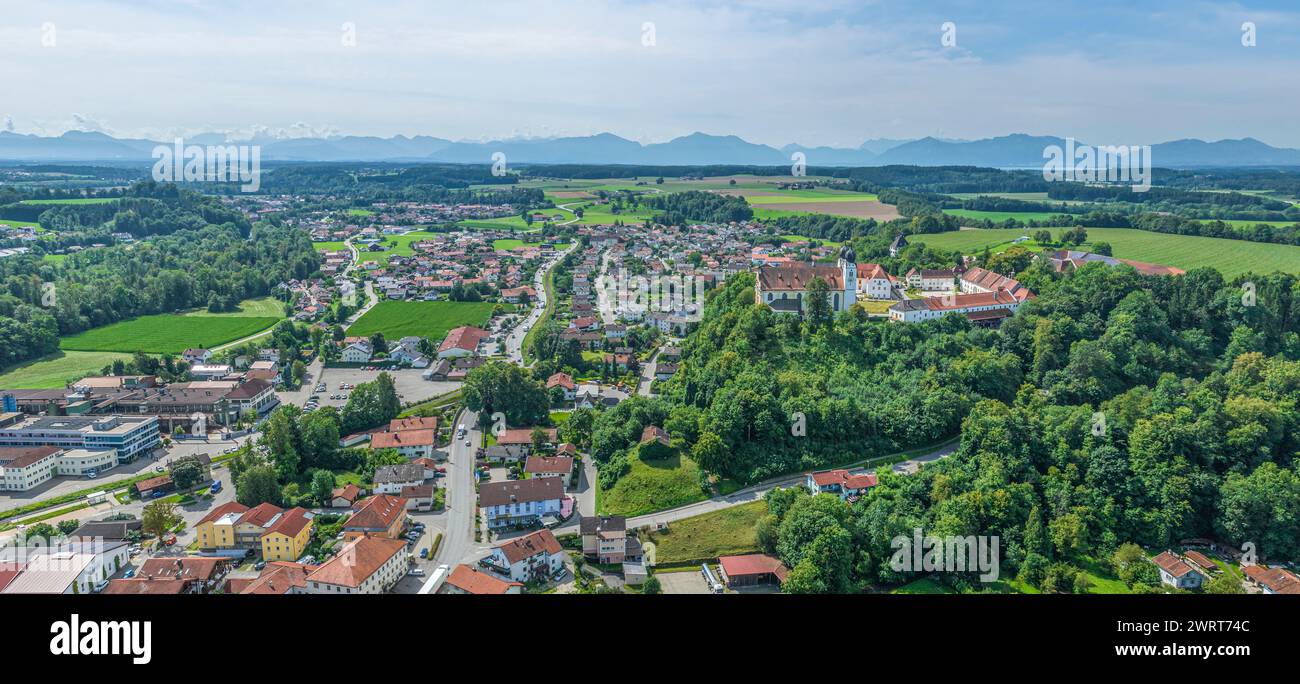 Aus der Vogelperspektive auf das schöne Marktdorf Altenmarkt an der Alz in Oberbayern im Sommer Stockfoto