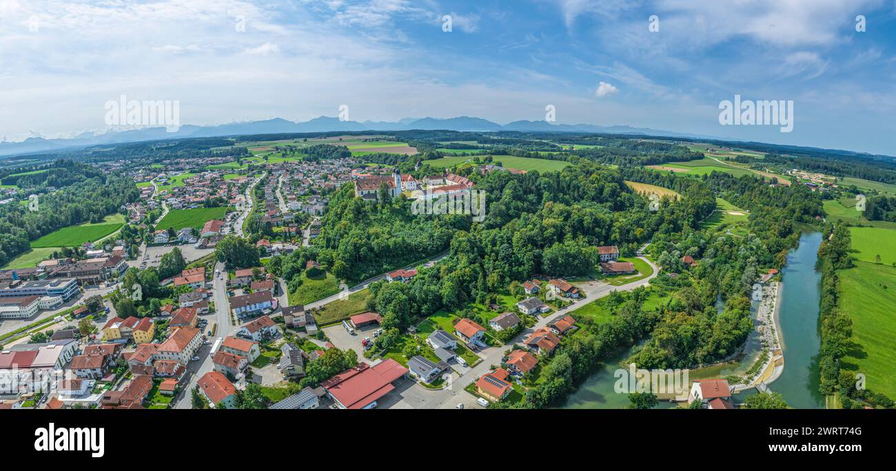 Aus der Vogelperspektive auf das schöne Marktdorf Altenmarkt an der Alz in Oberbayern im Sommer Stockfoto