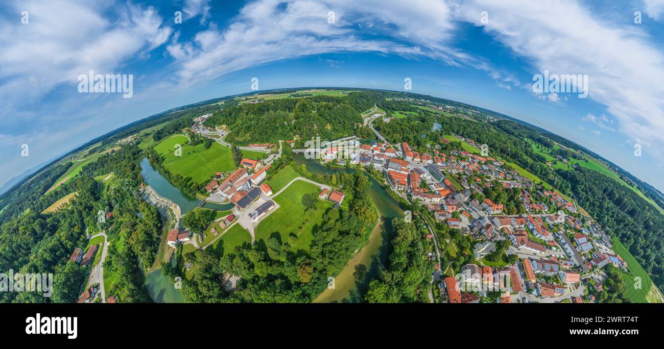 Aus der Vogelperspektive auf das schöne Marktdorf Altenmarkt an der Alz in Oberbayern im Sommer Stockfoto
