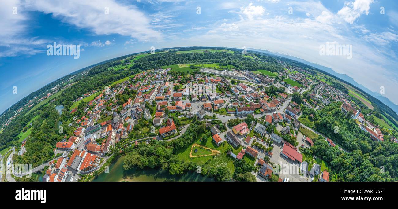 Aus der Vogelperspektive auf das schöne Marktdorf Altenmarkt an der Alz in Oberbayern im Sommer Stockfoto