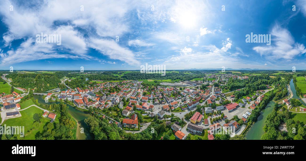 Aus der Vogelperspektive auf das schöne Marktdorf Altenmarkt an der Alz in Oberbayern im Sommer Stockfoto