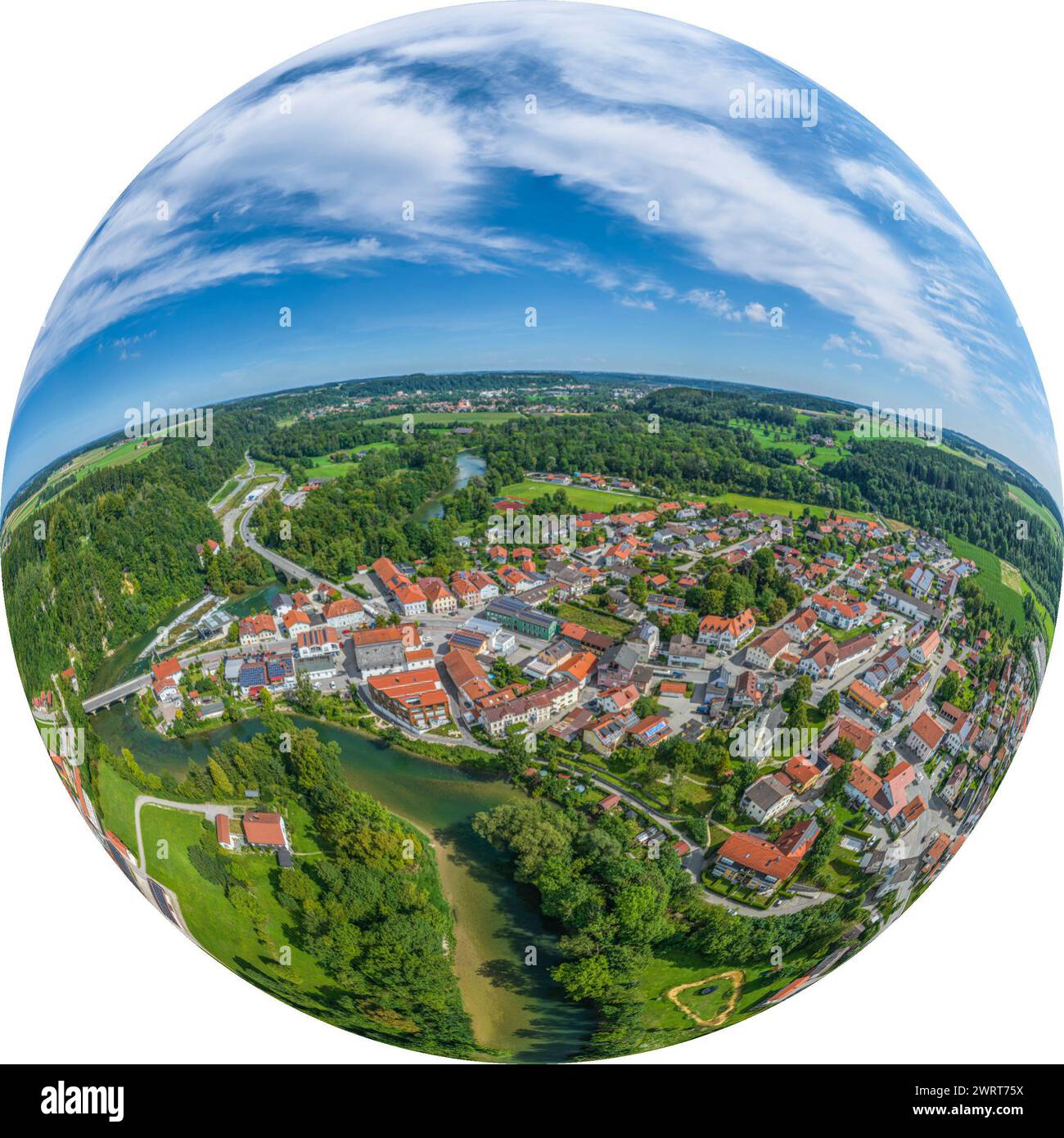 Aus der Vogelperspektive auf das schöne Marktdorf Altenmarkt an der Alz in Oberbayern im Sommer Stockfoto