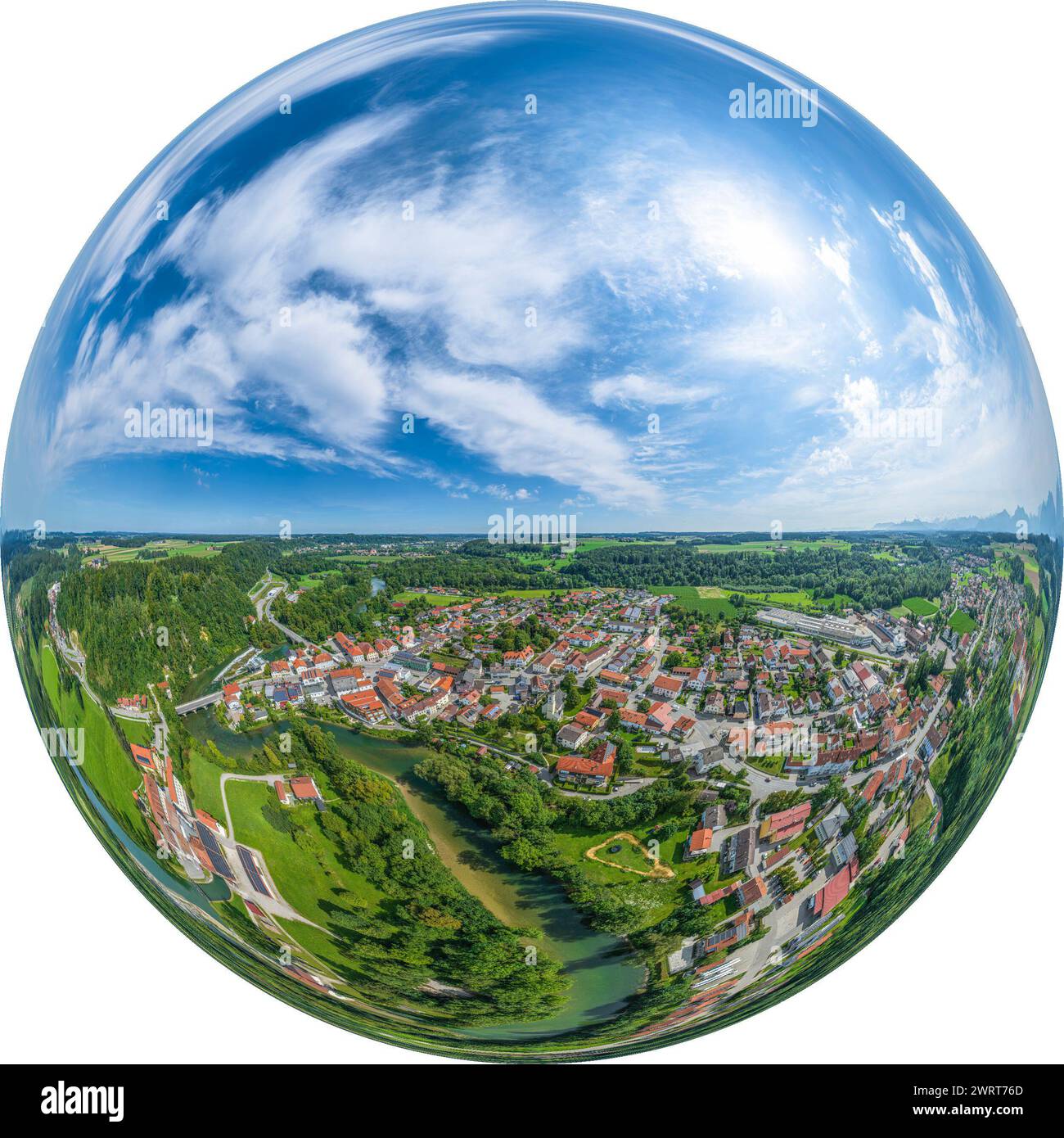 Aus der Vogelperspektive auf das schöne Marktdorf Altenmarkt an der Alz in Oberbayern im Sommer Stockfoto
