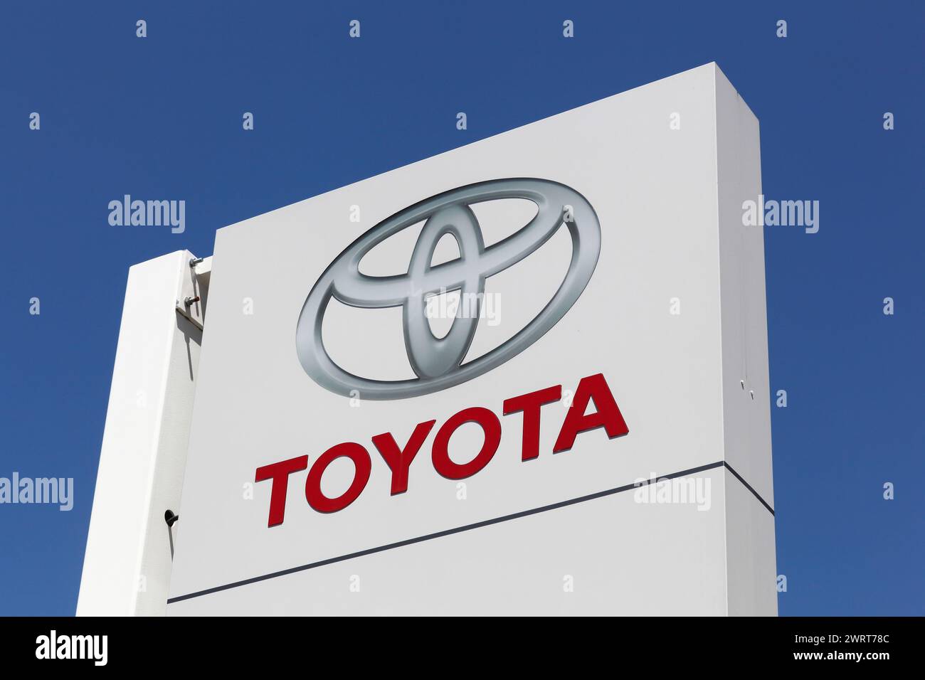 Decines, Frankreich - 13. Juni 2019: Toyota-Logo auf einer Tafel. Die Toyota Motor Corporation ist ein japanischer Automobilhersteller mit Hauptsitz in Toyota, Aichi Stockfoto