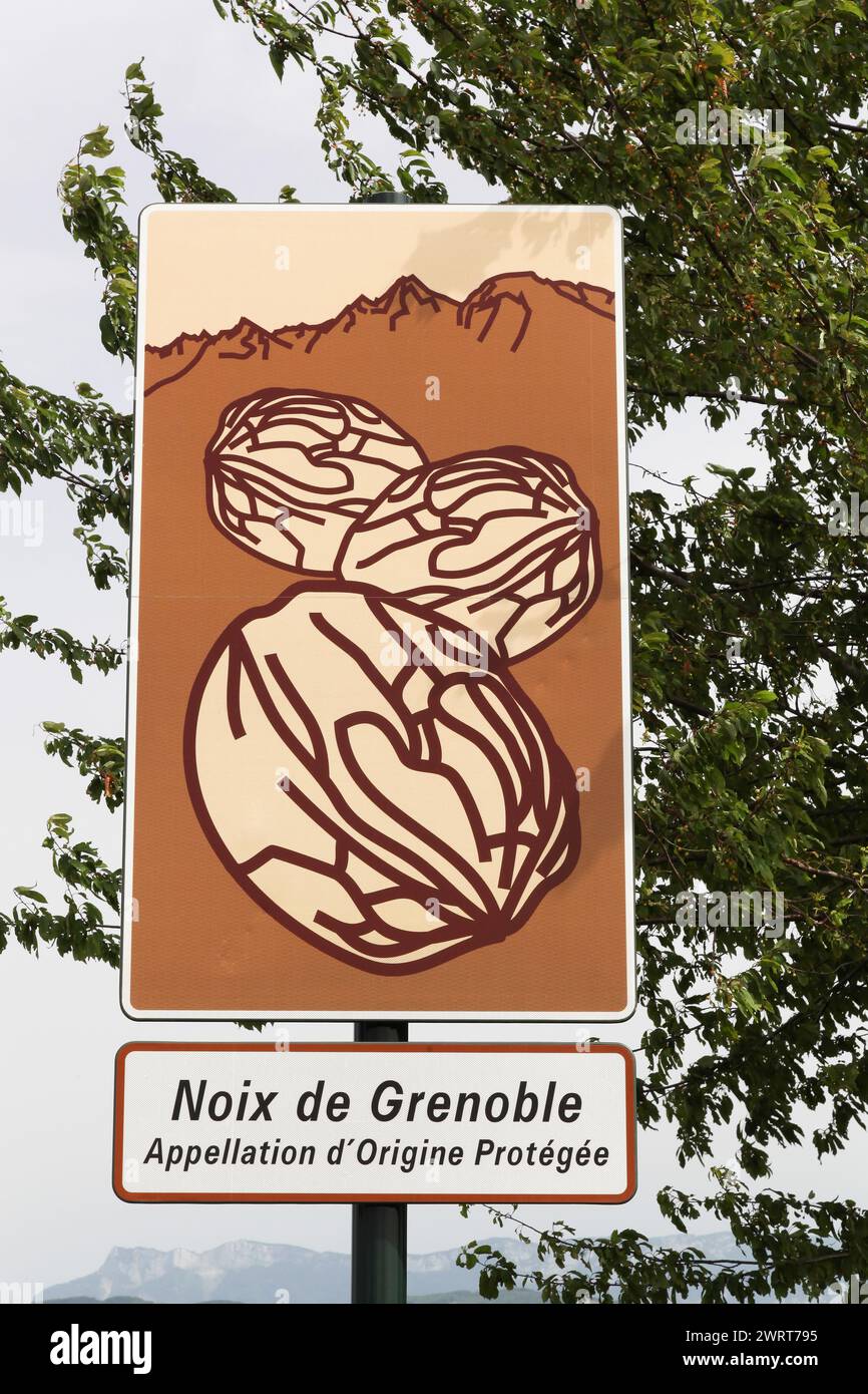 Touristisches Straßenschild mit Walnüssen aus Grenoble in der Gegend Stockfoto
