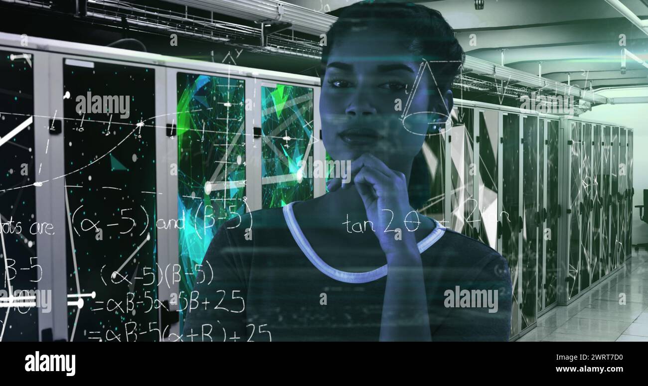 Bild handgeschriebener mathematischer Gleichungen, Daten, digitaler Schnittstelle und Licht, das sich über das Porträt bewegt Stockfoto