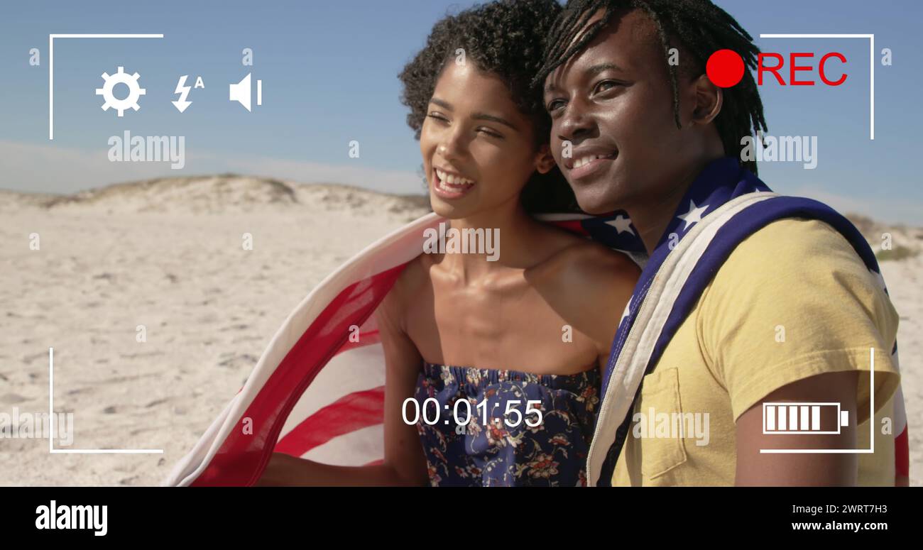 Bild einer jungen Frau und eines jungen afroamerikanischen Mannes, gewickelt in eine amerikanische Flagge, gesehen Stockfoto