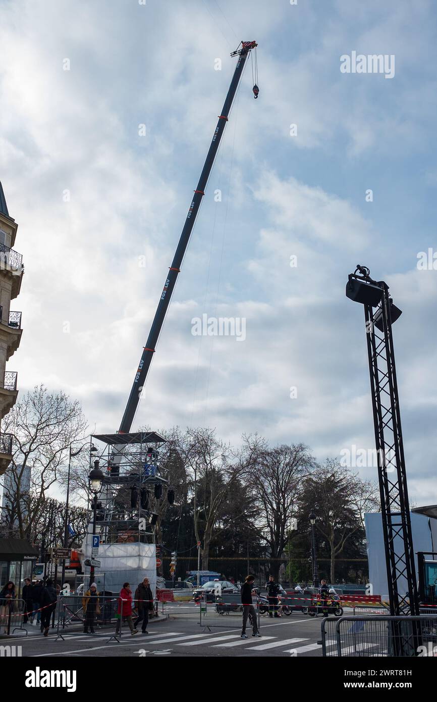 Paris, Frankreich. Februar 2024. Der Boden der Rue Soufflot ist vor der Pantheonisierung von Missak Manouchian abgesperrt (vertikal) Stockfoto