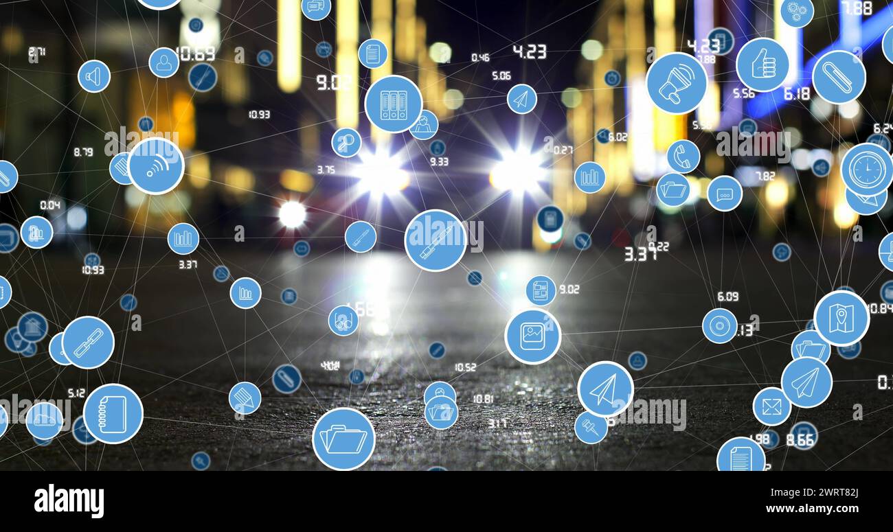 Bild von Symbolen für vernetzte Medien und soziale Netzwerke und Verarbeitung von Daten über die Straße in der Stadt bei Nacht Stockfoto