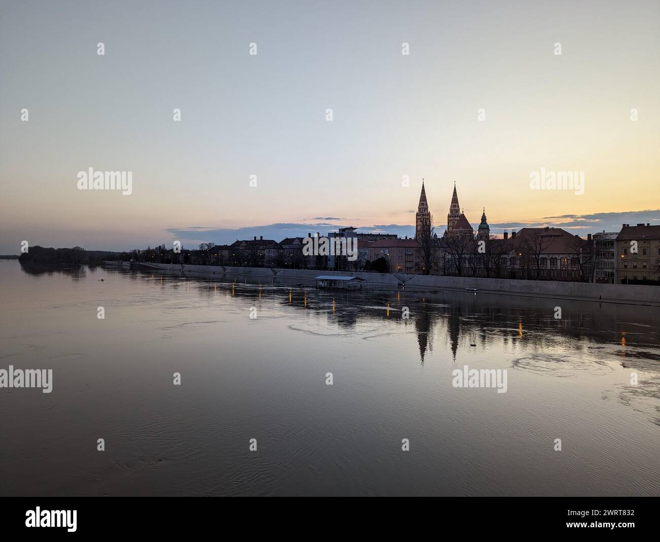 Der Blick auf Szeged in der Abenddämmerung über einen überflogenen Fluss Tisza Stockfoto