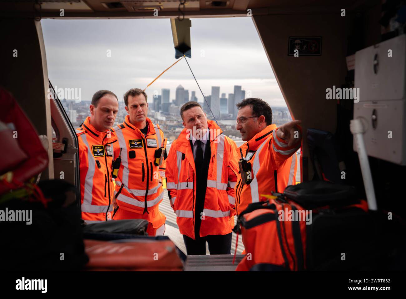 Schattengesundheitssekretärin Wes Streeting (zweite rechts) während eines Besuchs der London Air Ambulance im Royal London Hospital. Bilddatum: Donnerstag, 14. März 2024. Stockfoto
