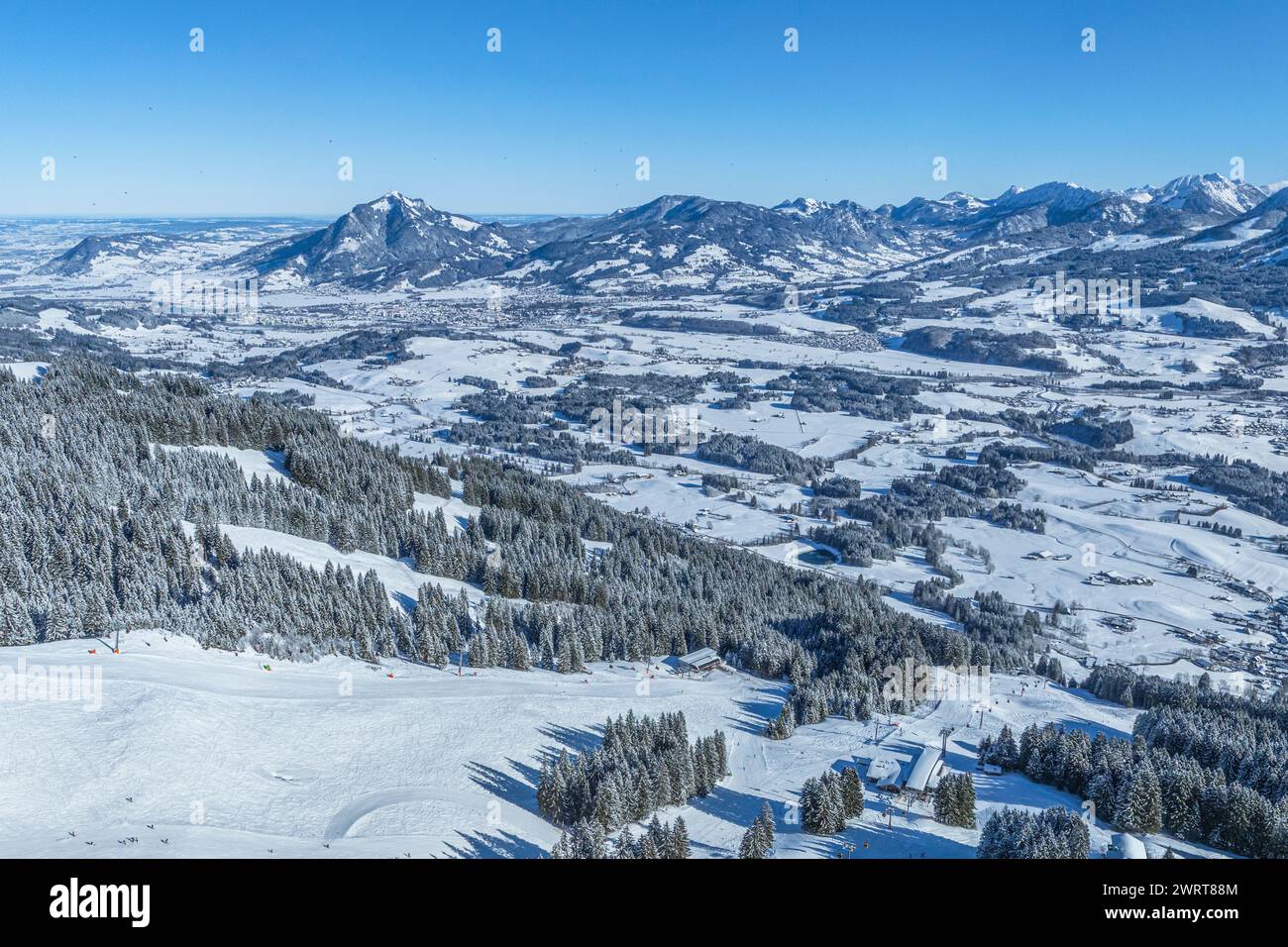 Blick auf das schneebedeckte Allgäu rund um die Hörner an einem wolkenlosen Tag im Winter Stockfoto