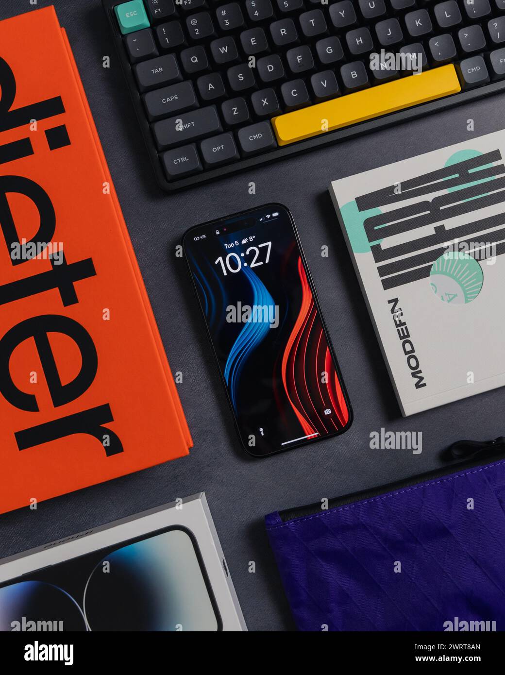 LONDON - 5. MÄRZ 2024: Apple iPhone Pro mit Hintergrundbild auf dem Bildschirm, dunkles Hintergrundkonzept Stockfoto