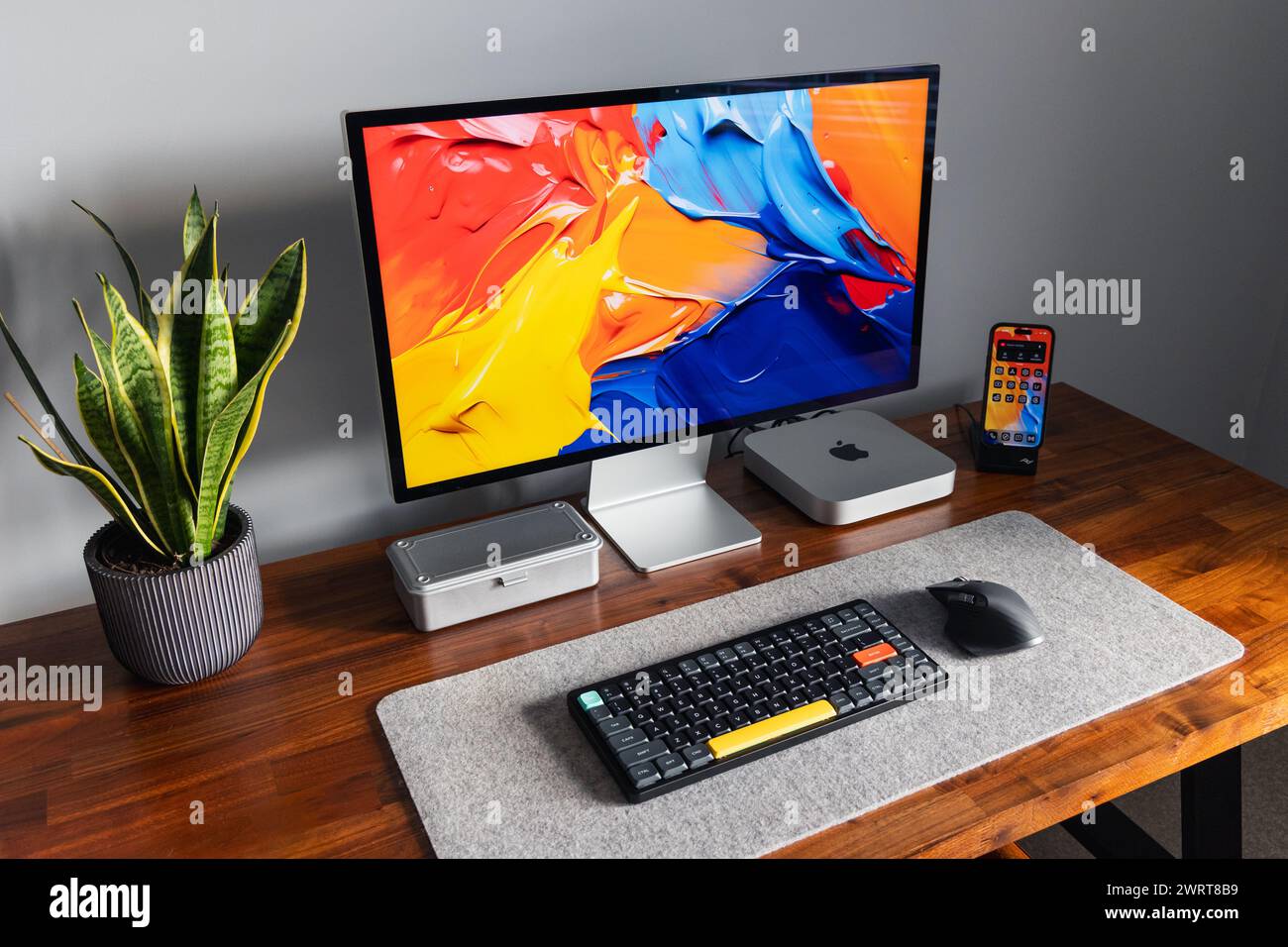 LONDON – 7. MÄRZ 2024: Apple Mac Computer im modernen Home Office, Arbeit von zu Hause aus, minimaler Schreibtischaufbau Stockfoto