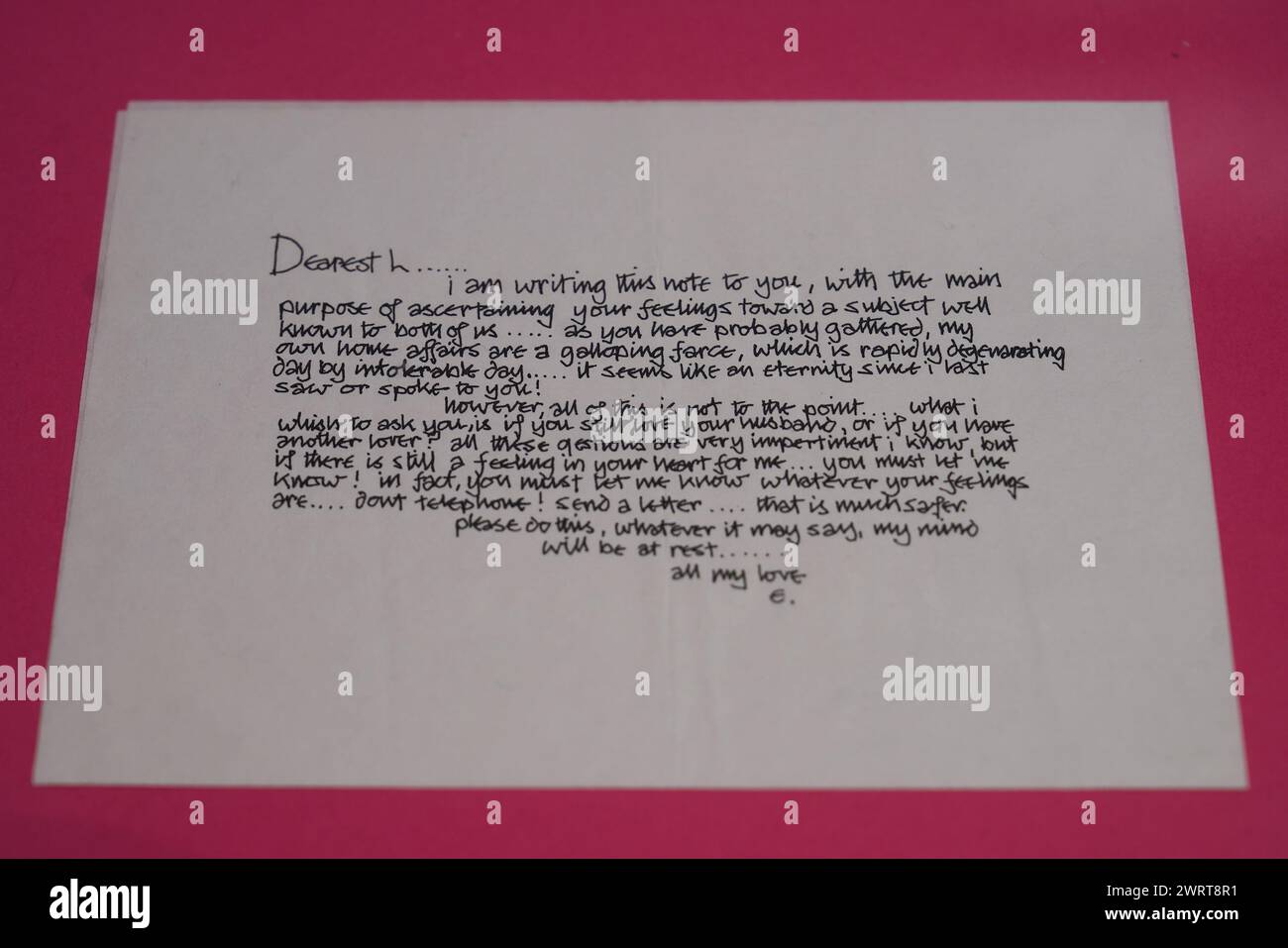Ein bedeutender handgeschriebener Brief von Eric Clapton an Pattie Boyd, in schwarzer Tinte auf einem Blatt weißem Notizpapier, kein Datum, an Pattie in ihrem Heim Friar Park geschickt und an Dearest L. adressiert Clapton schreibt, um ihre Gefühle zu ermitteln, was ich Sie fragen möchte, ist, ob Sie Ihren Mann noch lieben oder einen anderen Liebhaber haben? ...Gibt es immer noch ein Gefühl in deinem Herzen für mich, und bittet sie, zurückzuschreiben, um seinen Verstand zu beruhigen... du musst mich wissen lassen, was auch immer deine Gefühle sind, anonym unterschrieben all My Love, E.; zusammen mit dem Originalumschlag, adressiert in Claptons Hand Stockfoto