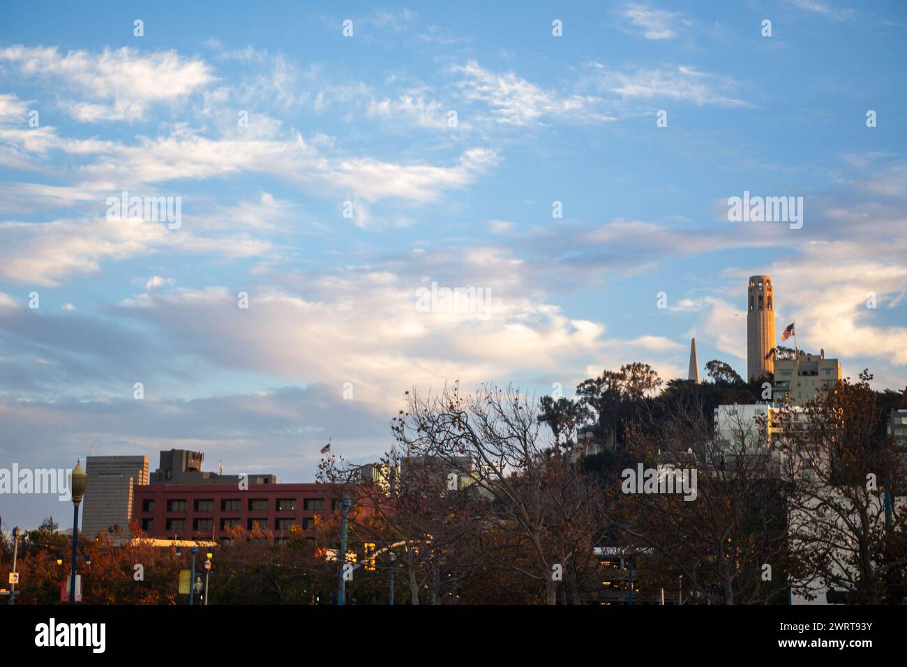 Coit Tower in San Francisco mit teilweise bewölktem Himmel Stockfoto